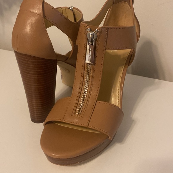 Light brown! Brand new never been worn! No box - Picture 3 of 4